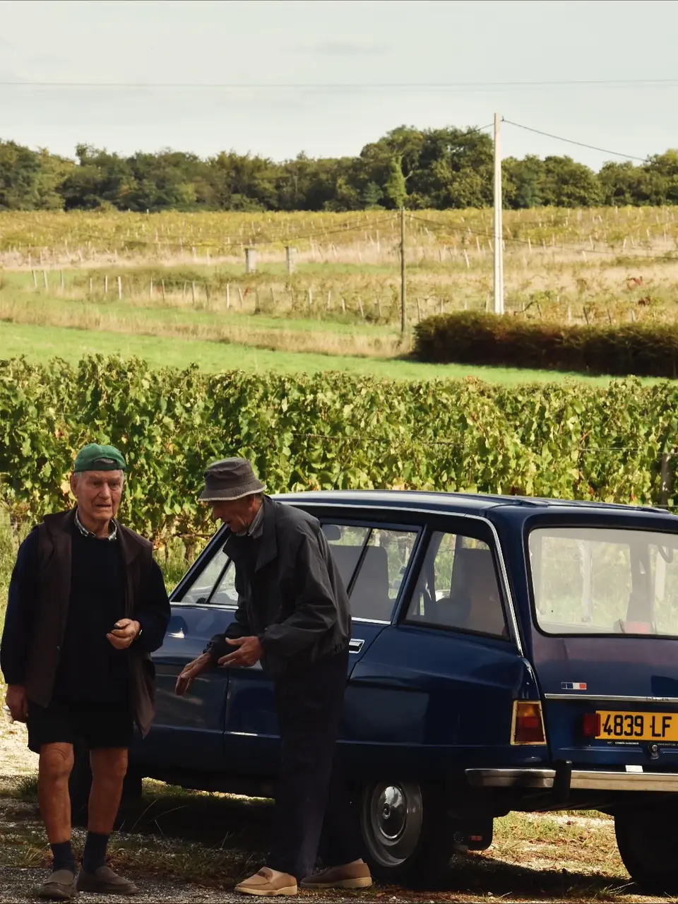Deux anciens devant une Citroën au domaine